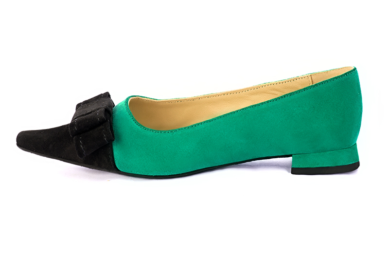 Matt black and emerald green women's dress pumps, with a knot on the front. Pointed toe. Flat flare heels. Profile view - Florence KOOIJMAN